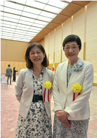 受賞者のNWEC前理事長・内海房子さん（右）と消費者被害防止ネットワーク東海理事長・荻原典子さん（左）